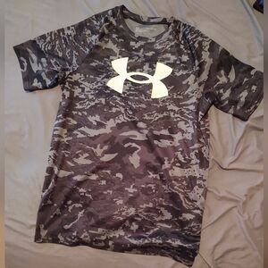 Under Armour Black Youth XL T-shirt.  Excellent Condition.